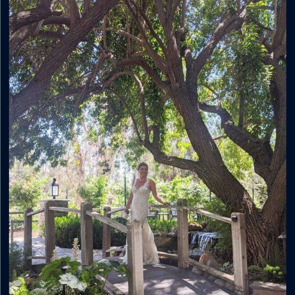 🛍️ Elegant White Lace Wedding Dress - Picture 5 of 6